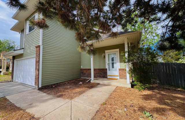 4 bedroom with large backyard photos photos