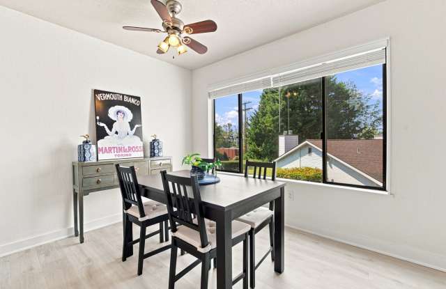 2Bd/1Ba Kirkland Condo Gallery 3