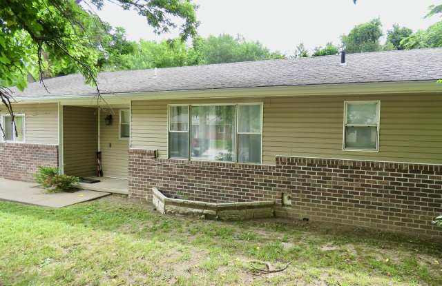 913 N Tennessee Avenue - 913 North Tennessee Avenue, Carterville, MO 64835
