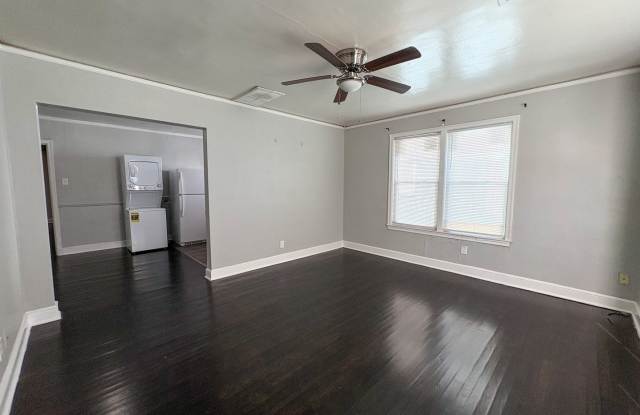 2 bedroom, 1 bath apartment near Overton Park Gallery 3