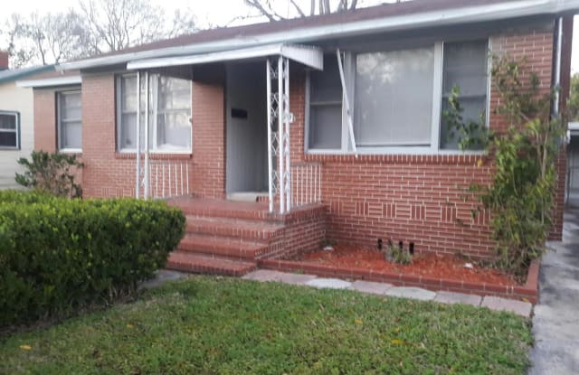 1919 College Circle North - 1919 North College Circle, Jacksonville, FL 32209