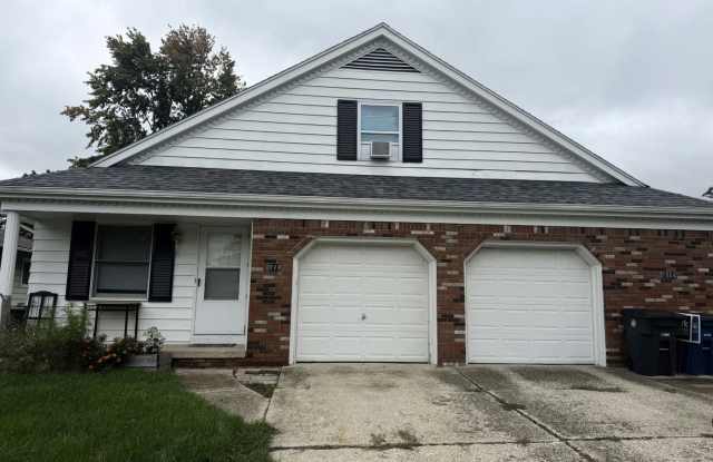 Spacious and quiet Duplex in Great BG Location Gallery 1