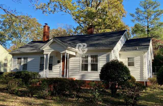 Spacious 3 bedroom and 1 bath home with FENCED IN BACKYARD located minutes from downtown Spartanburg! photos photos