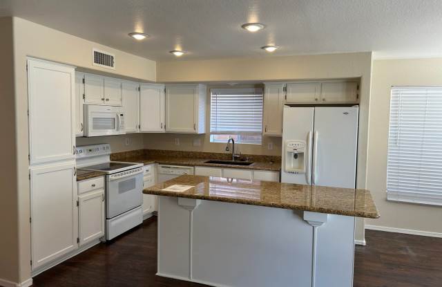 4 Bedroom 2.5 Bathroom Lakewood Home Gallery 4
