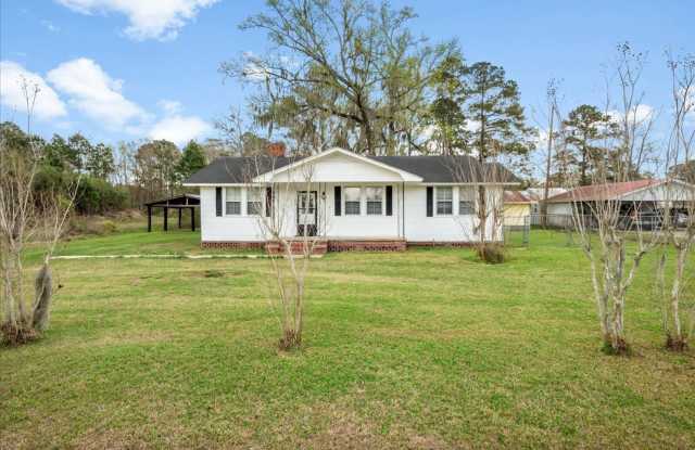 Charming 3-Bedroom Home with Large Fenced Yard in Richmond Hill! photos photos