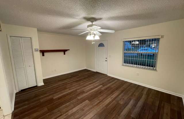 Beautiful 3/2 with large yard, new floors, and updated bathrooms! Gallery 4