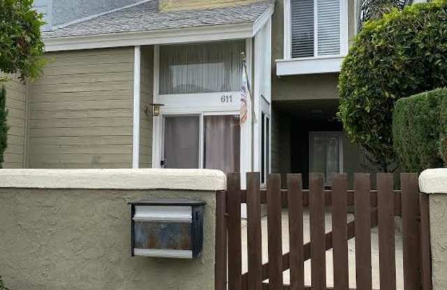 3 bedroom 3 bath Close to the beach, downtown area, and Pacific City - 611 9th Street, Huntington Beach, CA 92648