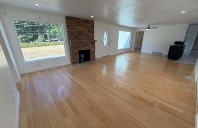 Large and bright 3 bed, 2 bath corner lot rambler on Kent's East Hill -RENT $2995.00 Gallery 4