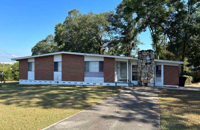 4BR/3BA located close to Sacred Heart Hospital, Mall and Airport - 612 Linden Road, Pensacola, FL 32503 4BR/3BA located close to Sacred Heart Hospital, Mall and Airport - 612 Linden Road, Pensacola, FL 32503