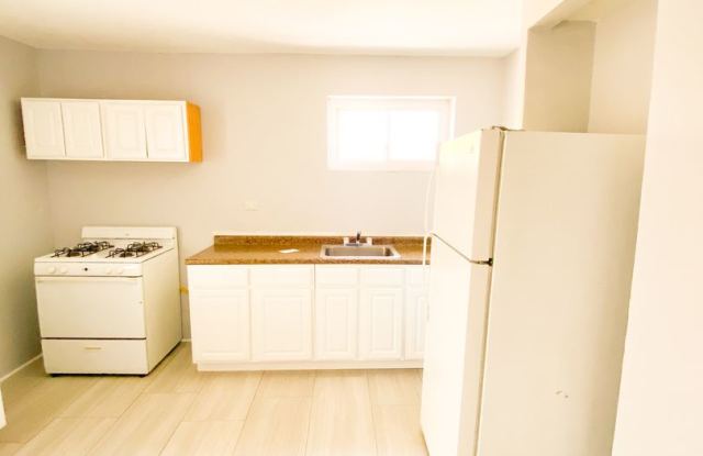 Spacious 2 bed/1 bath Apartment Just South of Cherokee! photos photos