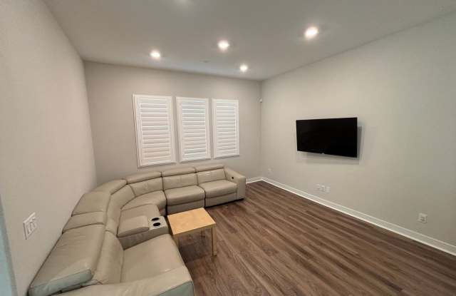 3 Bedroom Home for Rent in Valencia! Gallery 3