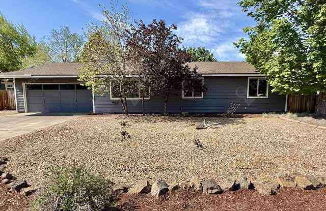 Single-Level 3 BR in NE Bend with large fully-fenced yard photos photos