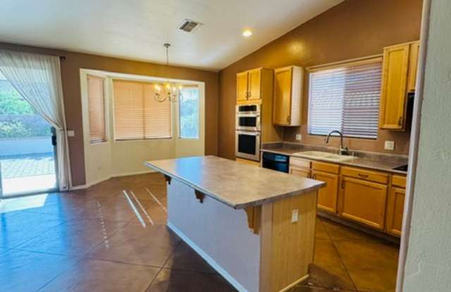 **AVAILABLE AFTER 11/30!**Oro Valley- 4 bedroom/ 2 bathroom home Gallery 1