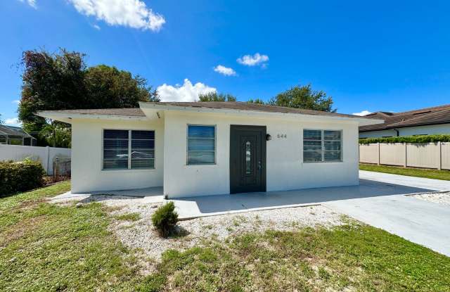 ** NAPLES PARK ** 3 BED / 3 BATH ** ATTACHED GARAGE * PETS OK ** ANNUAL ** Gallery 3