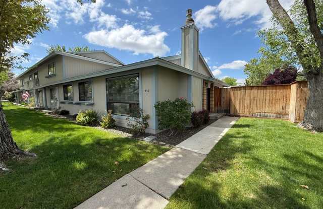 Adorable townhome in the desirable Woodside-Sparks community! photos photos