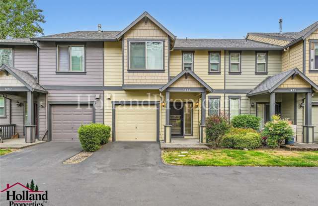 Spacious Townhome with A/C, Gas Fireplace & Water/Sewer Included! photos photos
