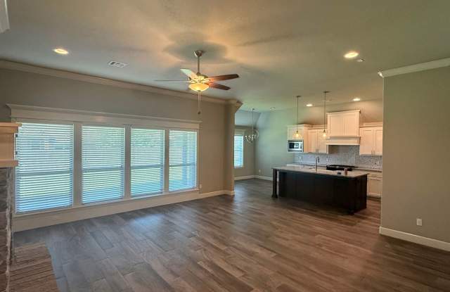 Fantastic 3 Bed 2 Bath with 3 Car Garage Gallery 3