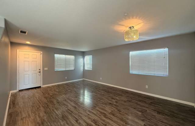 HUGE RENTAL HOME WITH SWIMMING POOL & 3-CAR GARAGE! Gallery 4