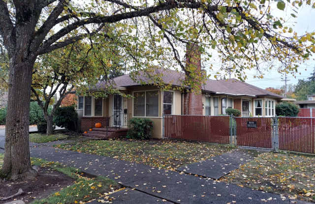 2 Bed, 1 Bath Home in the Heart of Salem! photos photos