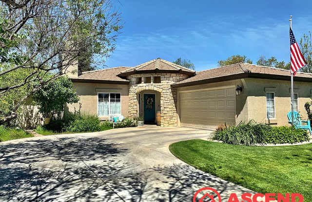 Captivating Home in Olive Dr Area! - 9710 Paper Moon Way, Bakersfield, CA 93312