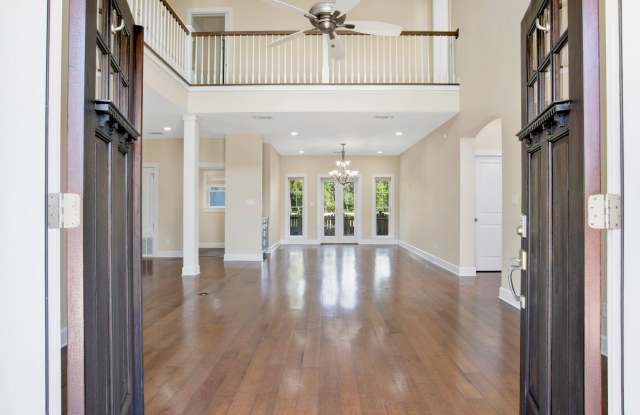 Sprawling Pensacola home close to NAS Pensacola, Downtown & Beaches! Community Pool! Gallery 4