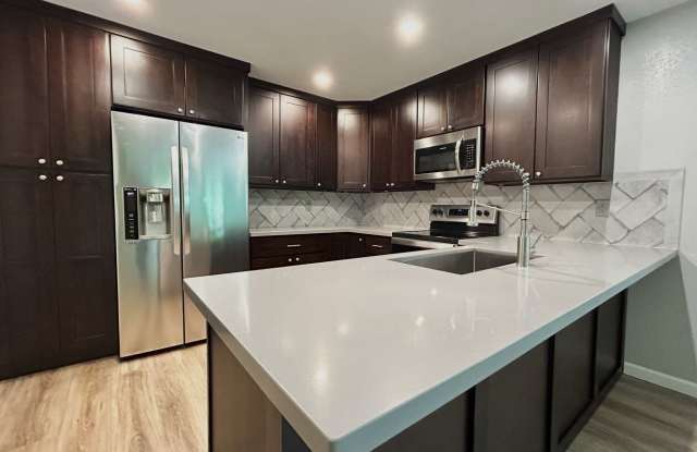 Cozy, Conveniently located large one bedroom condo is a Must-See. - 909 North I Street, Tacoma, WA 98403