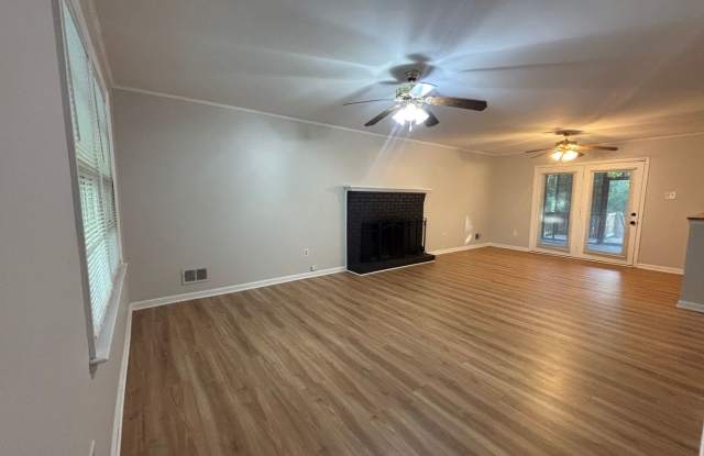 Updated & Move-In Ready in SE Columbia! Gallery 3