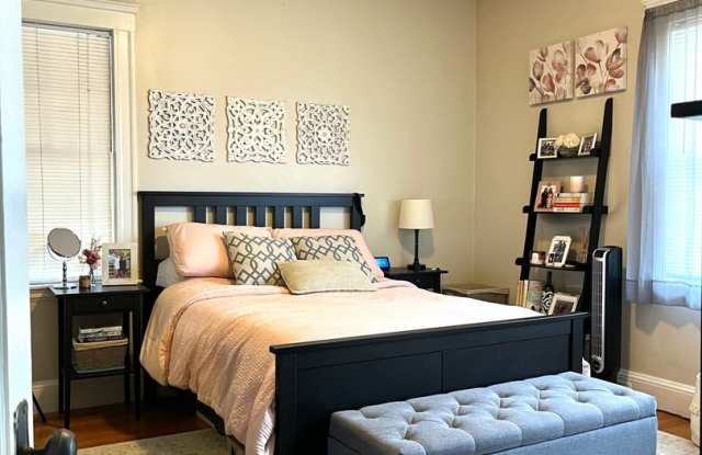 HUGE 3 bed duplex in the heart of Oak Square! Gallery 4