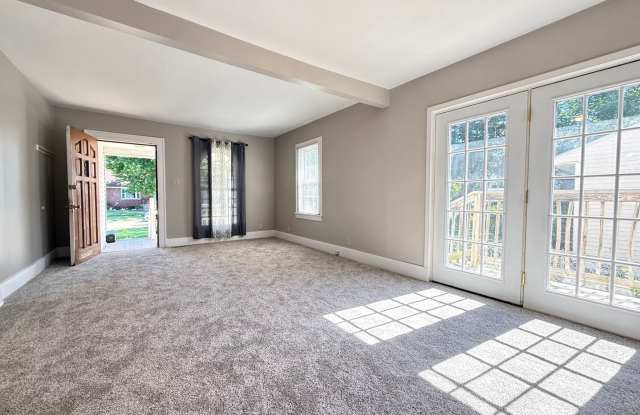 3 Bedroom Home with Private Upstairs Suite Gallery 3