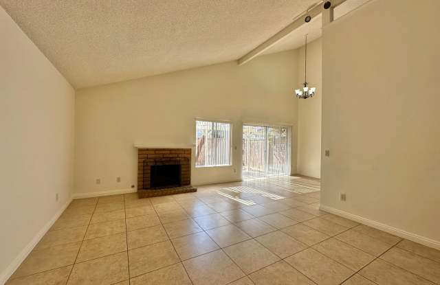 Spacious 3 bedroom plus bonus room in Paradise Hills! Gallery 3