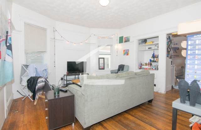 Huge 4 bed 2 bath near BU and the Green Line. Gallery 3