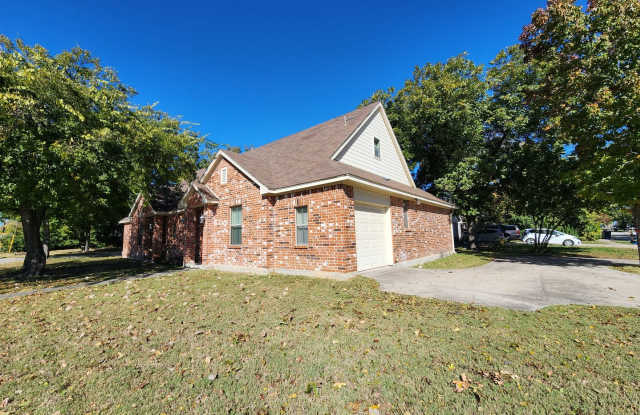 Roomy 3 Bedroom Duplex in Benbrook - 130 Del Rio Avenue, Benbrook, TX 76126 Roomy 3 Bedroom Duplex in Benbrook - 130 Del Rio Avenue, Benbrook, TX 76126