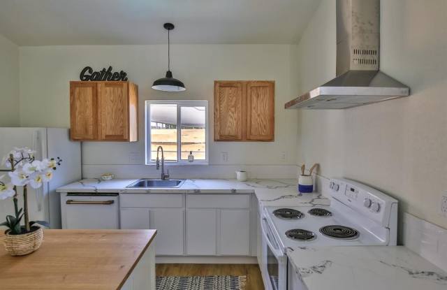 2415 26th St photos photos