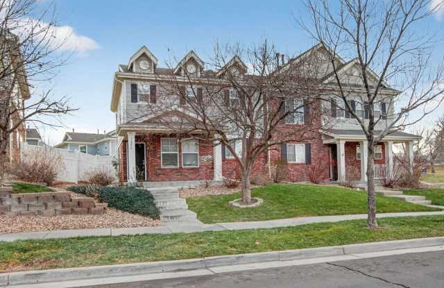 Spacious 3BR Townhouse in Aurora - 1226 South Quintero Court, Aurora, CO 80017