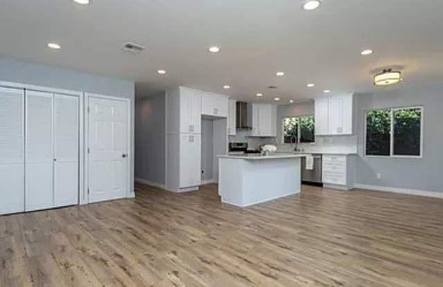 14431 Hatteras Street Gallery 3
