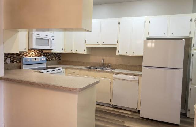 Remodeled 2 bedroom/1&1/2 bathroom in Eastwood on the Bayou Gallery 3