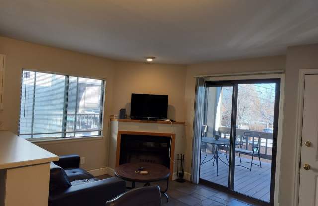 Furnished One bedroom Condo, short-mid term lease with large deck to enjoy the Boulder weather. Gallery 4