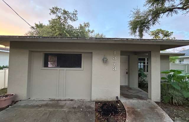 4/2 Home conveniently located in Sarasota near Beaches, Jungle Gardens, Airport & Downtown! Gallery 1
