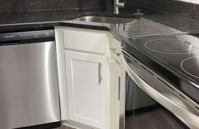 Newly Remodeled 1 Bedroom Apartment, Walk to Campus! photos photos