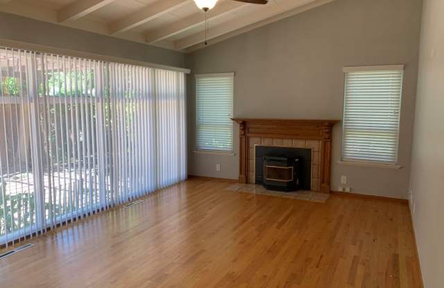 Spacious 4 Bedroom 2 Bath Santa Clara Home w/Covered Patio and Yard Gallery 4