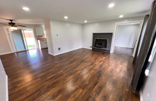 Charming Rambler- 3bd 1bath Includes Den and Huge Fully Fenced Backyard Gallery 3