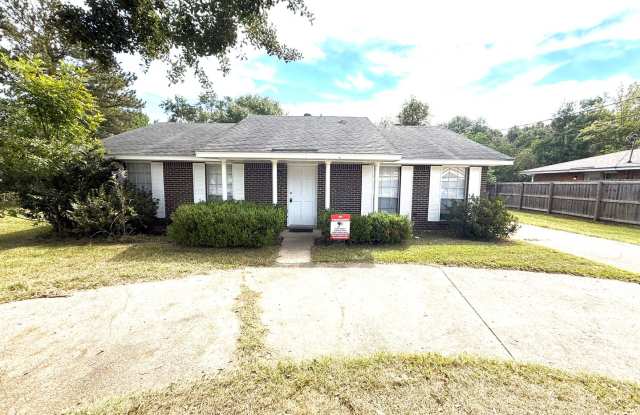 **3 Bed 2 Bath located on Wares Ferry** Call the self-showing number to schedule a tour 334-366-9198 Gallery 1