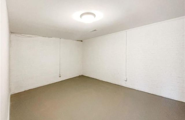 Room in 3 Bedroom Home at Foxcroft Dr photos photos