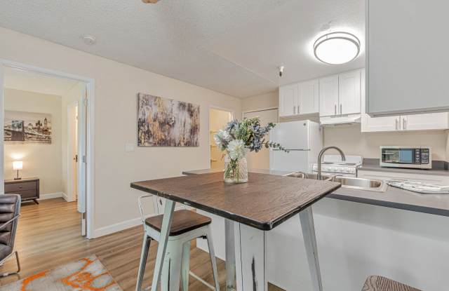 Martinez Hillside - 55+ Active Adults Apartment Homes Gallery 2