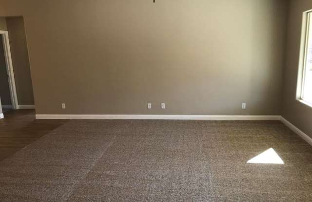 Beautiful Little Valley Home! Gallery 3