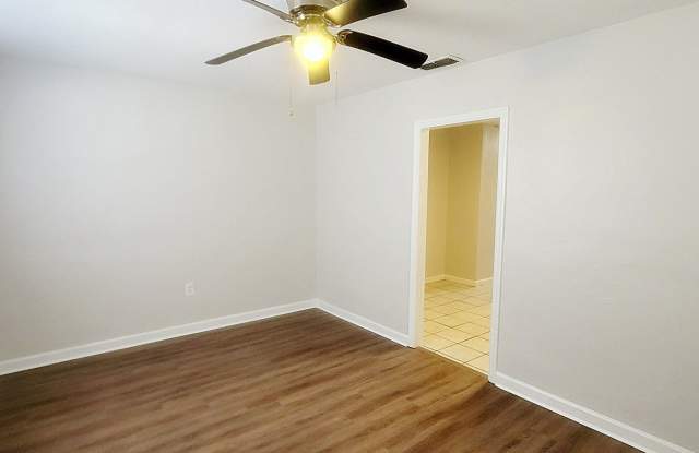 CUTE 2/1 Home w/ New Paint, New Flooring, W/D! Walk to FAMU, FSU, Downtown, & Cascades! $925/month! Available NOW! Gallery 3