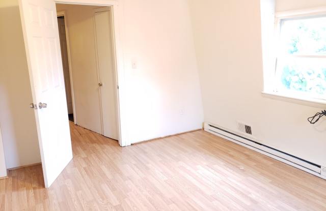 Charming 2Bed/1Bath Semi-Detached Home in Allentown! Gallery 4