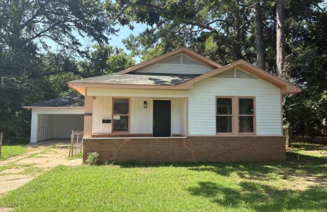 Amazing 4 bedroom/1 bath home with Central Air & Heat! Gallery 1