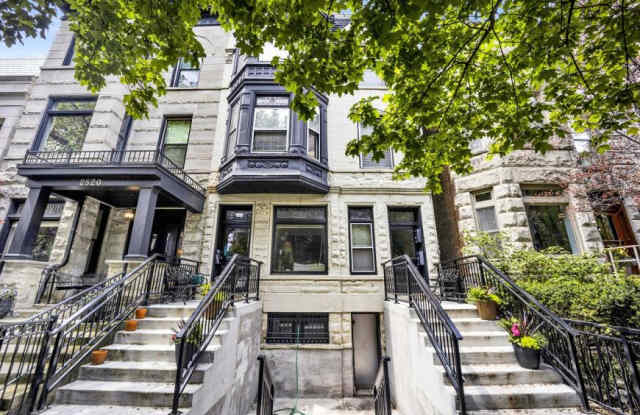 2522 N Burling Gallery 1