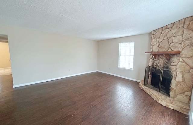 2 Bedroom Upstairs Condo Located off College & Perkins Gallery 3